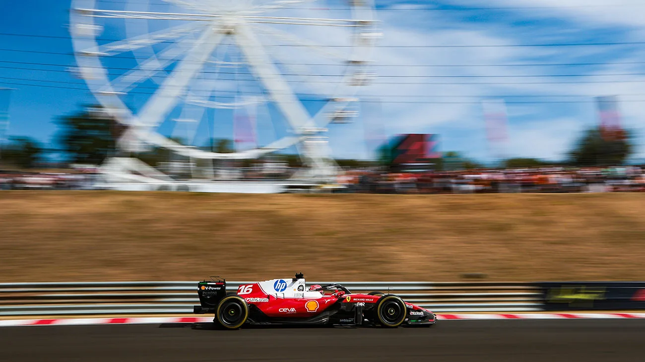 Ferrari in prima fila a Budapest: Leclerc 2°, Hamilton penalizzato