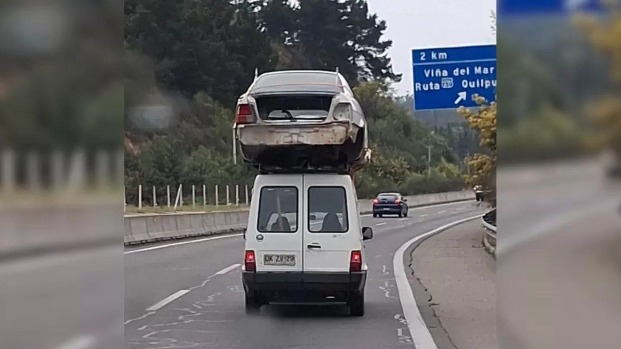 Fiat Fiorino trasporta un'auto sul tetto: scena surreale in Cile