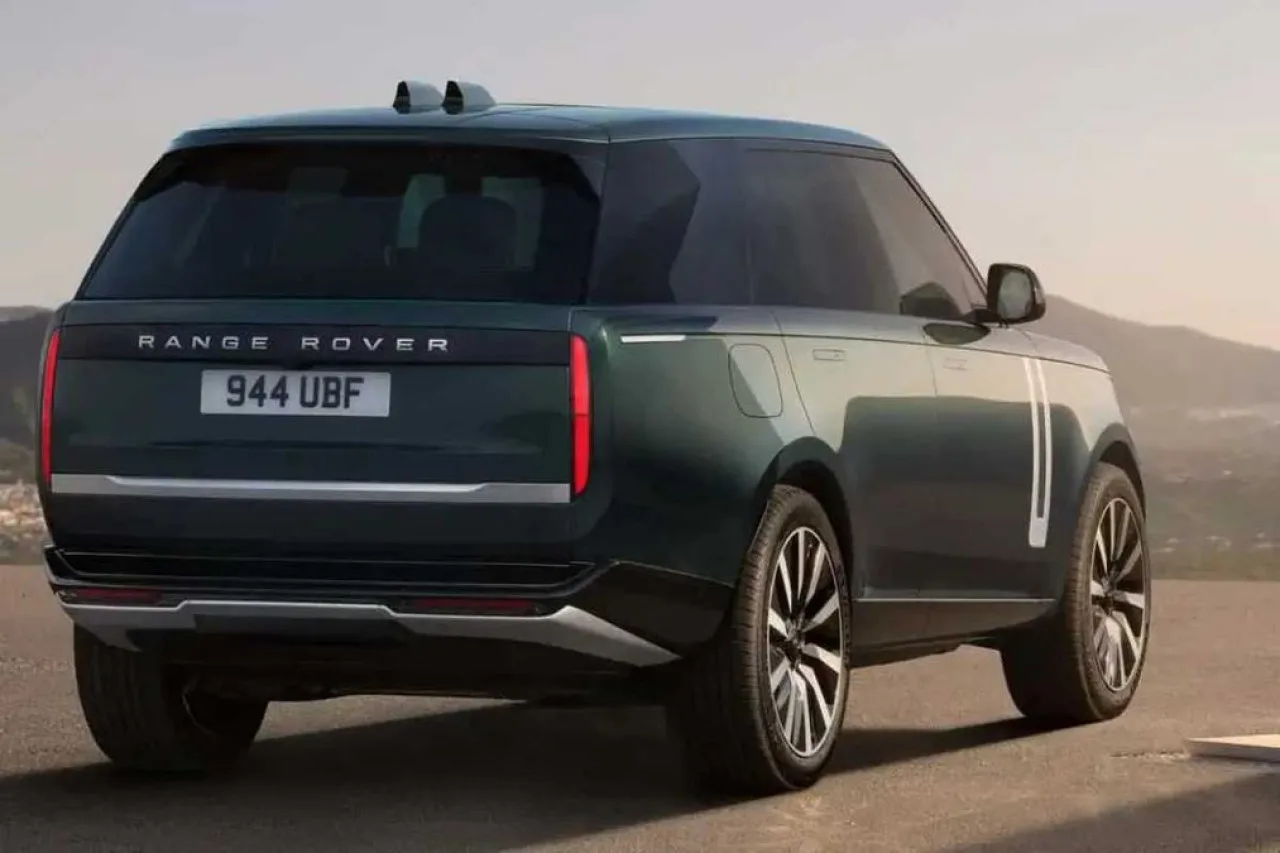 Range Rover Electric: doppio motore, 850 Nm e ricarica in 22 minuti