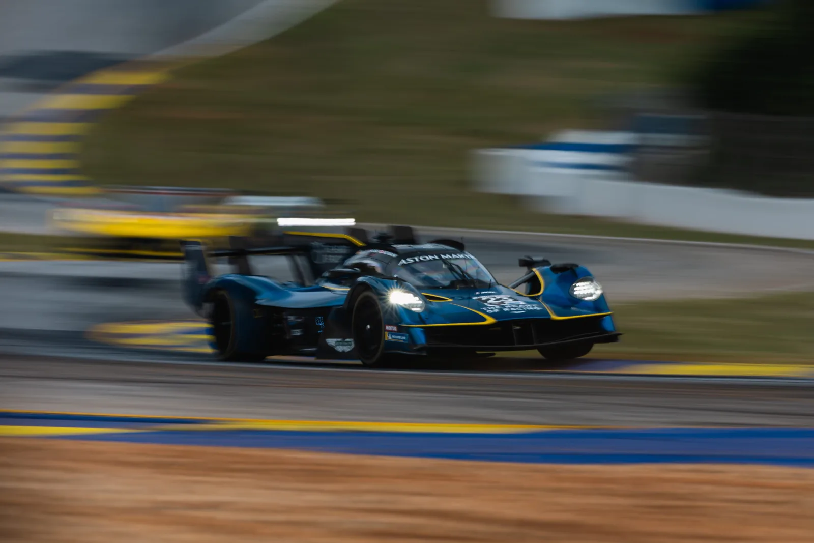 Aston Martin vince ancora la Petit Le Mans: Car Blanche fa la storia