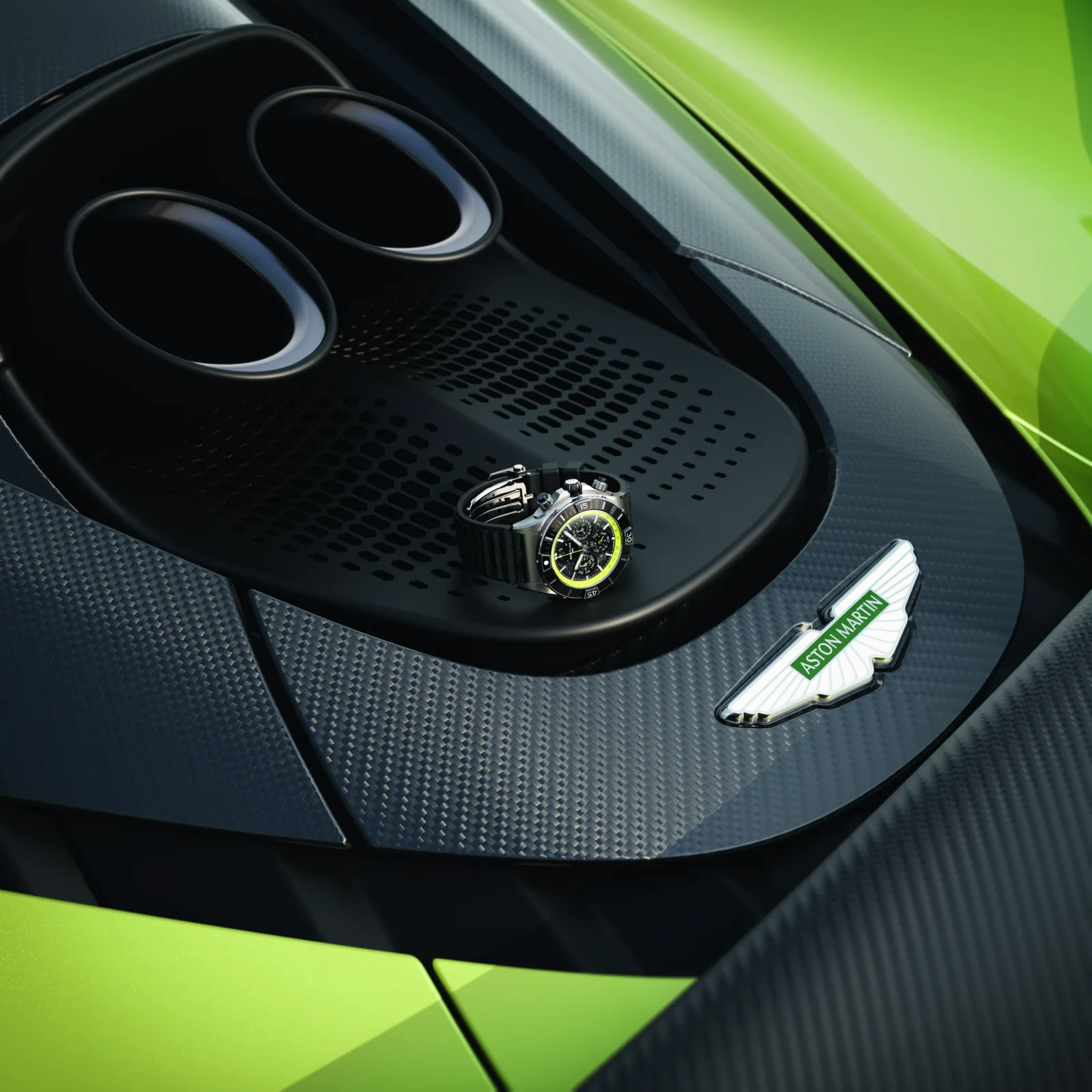 Breitling crea un Super Chronomat su misura per i proprietari di Aston Martin Valhalla