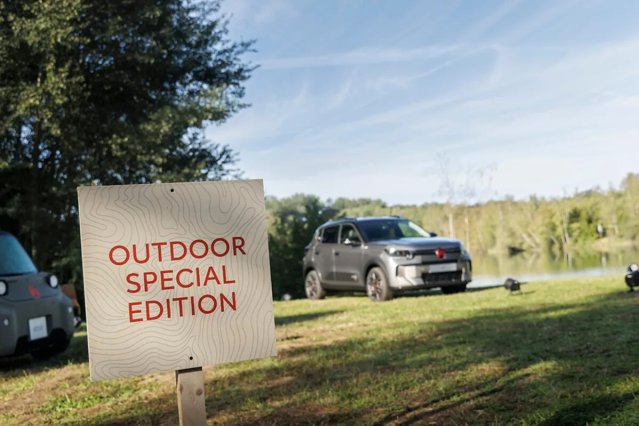 Citroën Ami OUTDOOR debutta in Italia a EICMA con tetto apribile