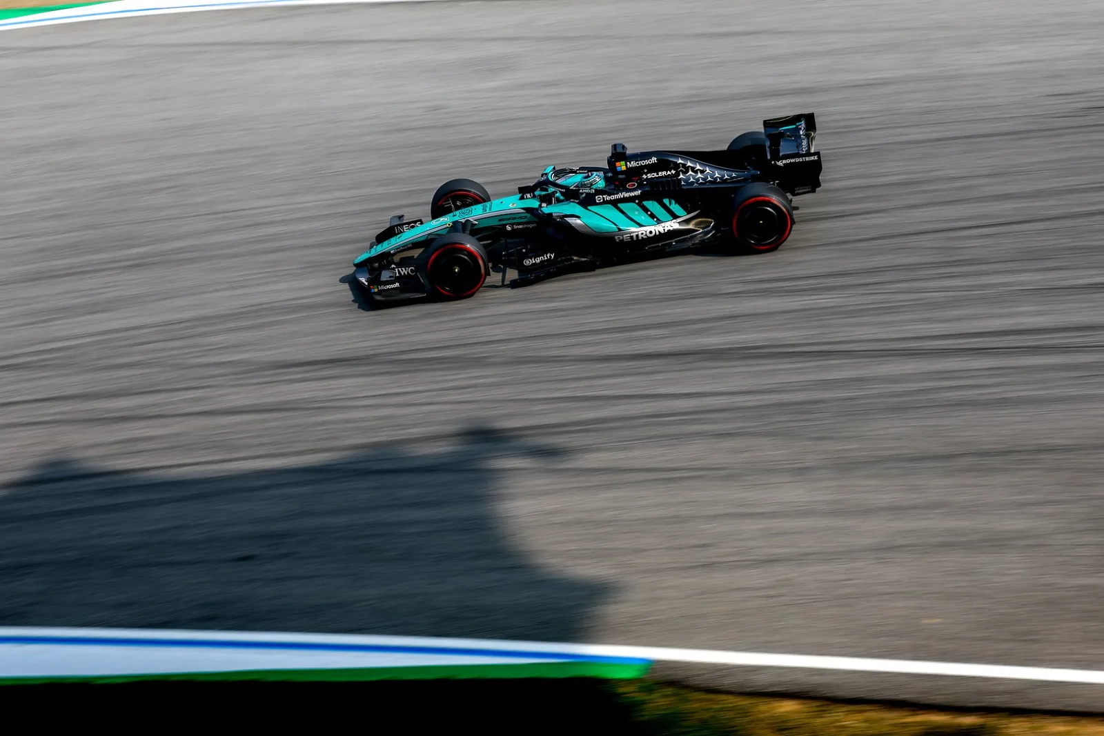 F1 | Russell il più veloce a Singapore, Antonelli in fumo nel finale