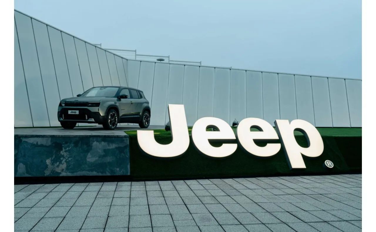 Jeep Avenger sul tetto dell'Allianz Stadium: lo stunt da 300.000 ordini