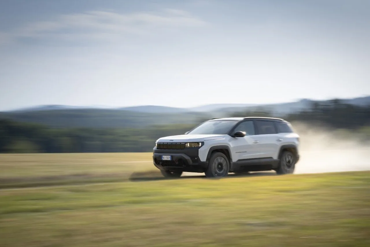 Jeep Compass 4xe a Rom-E 2026: 375 CV e zero emissioni