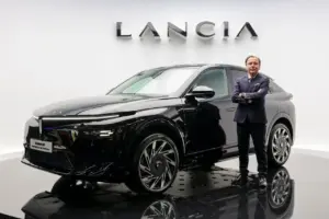 Lancia Gamma debutta a Parigi: 375 CV, 740 km e ordini aperti