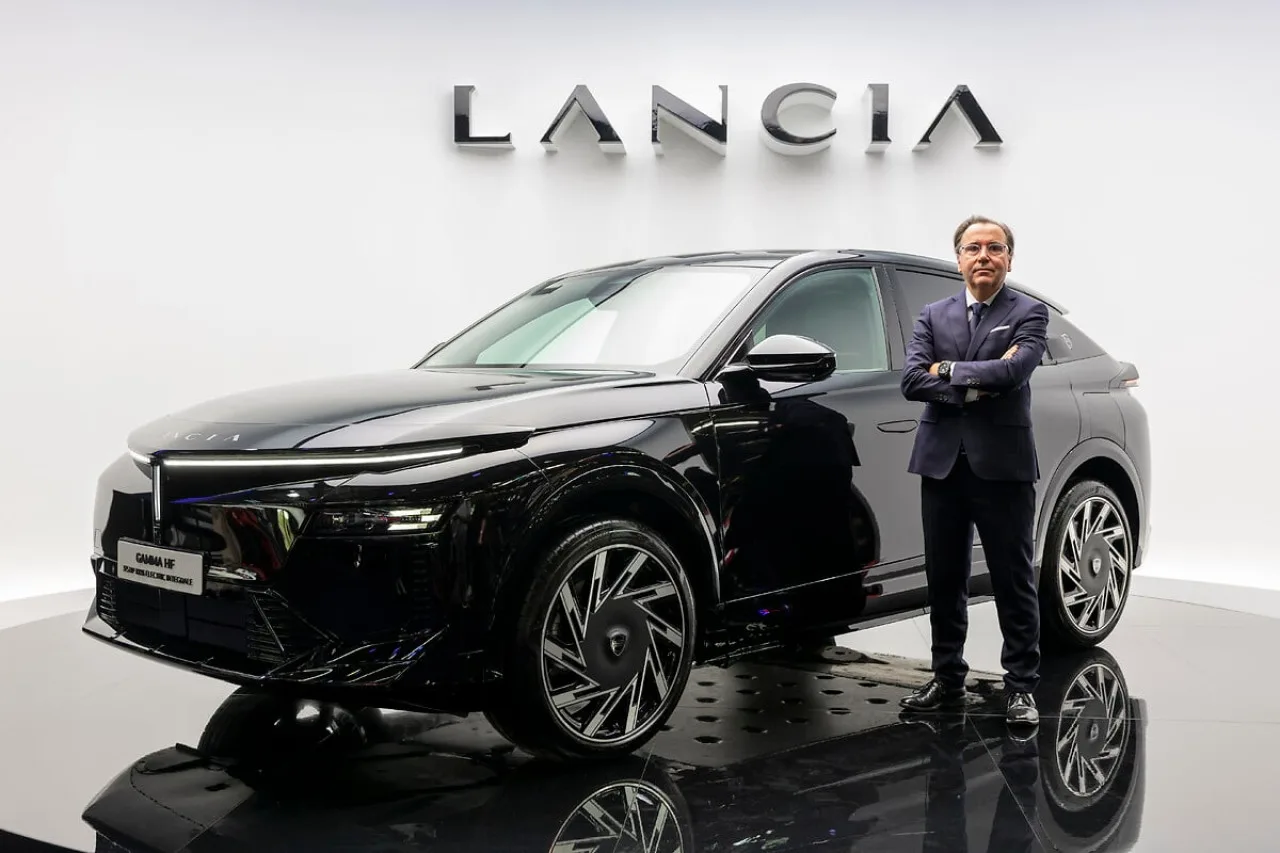 Lancia Gamma debutta a Parigi: 375 CV, 740 km e ordini aperti