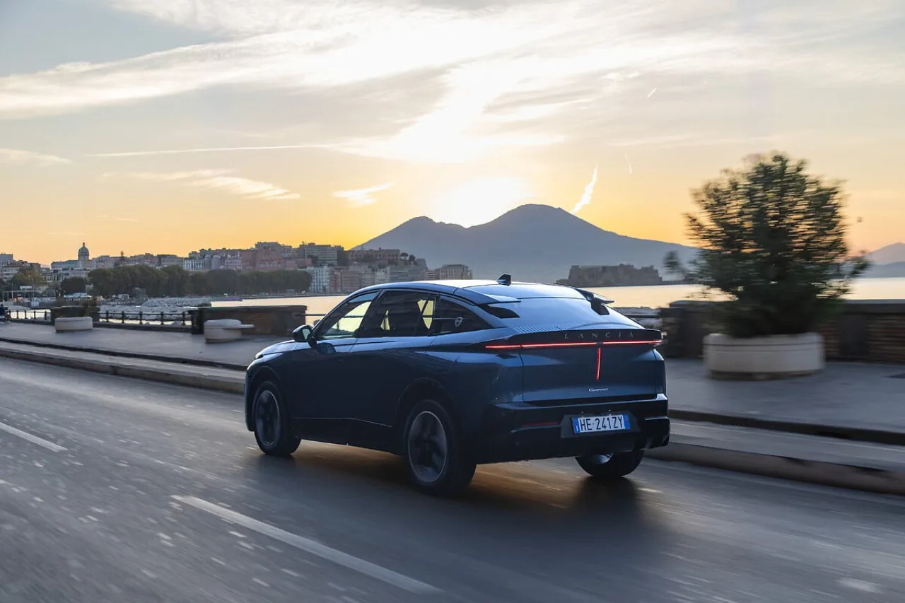 Lancia Gamma torna dopo 50 anni: fastback elettrica da 375 CV