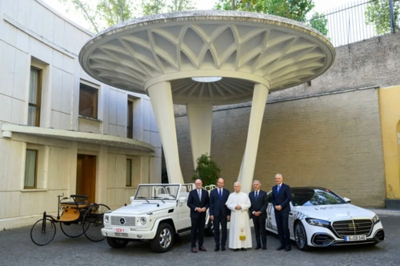 Mercedes-Benz in Vaticano: un secolo di Papamobili in mostra