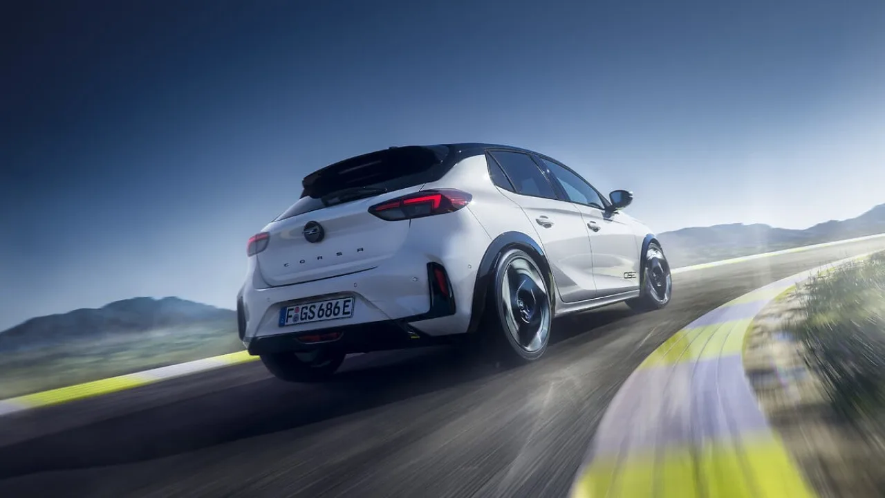 Opel Corsa GSE vince il Carwow Car of the Year: "auto divertente da guidare"