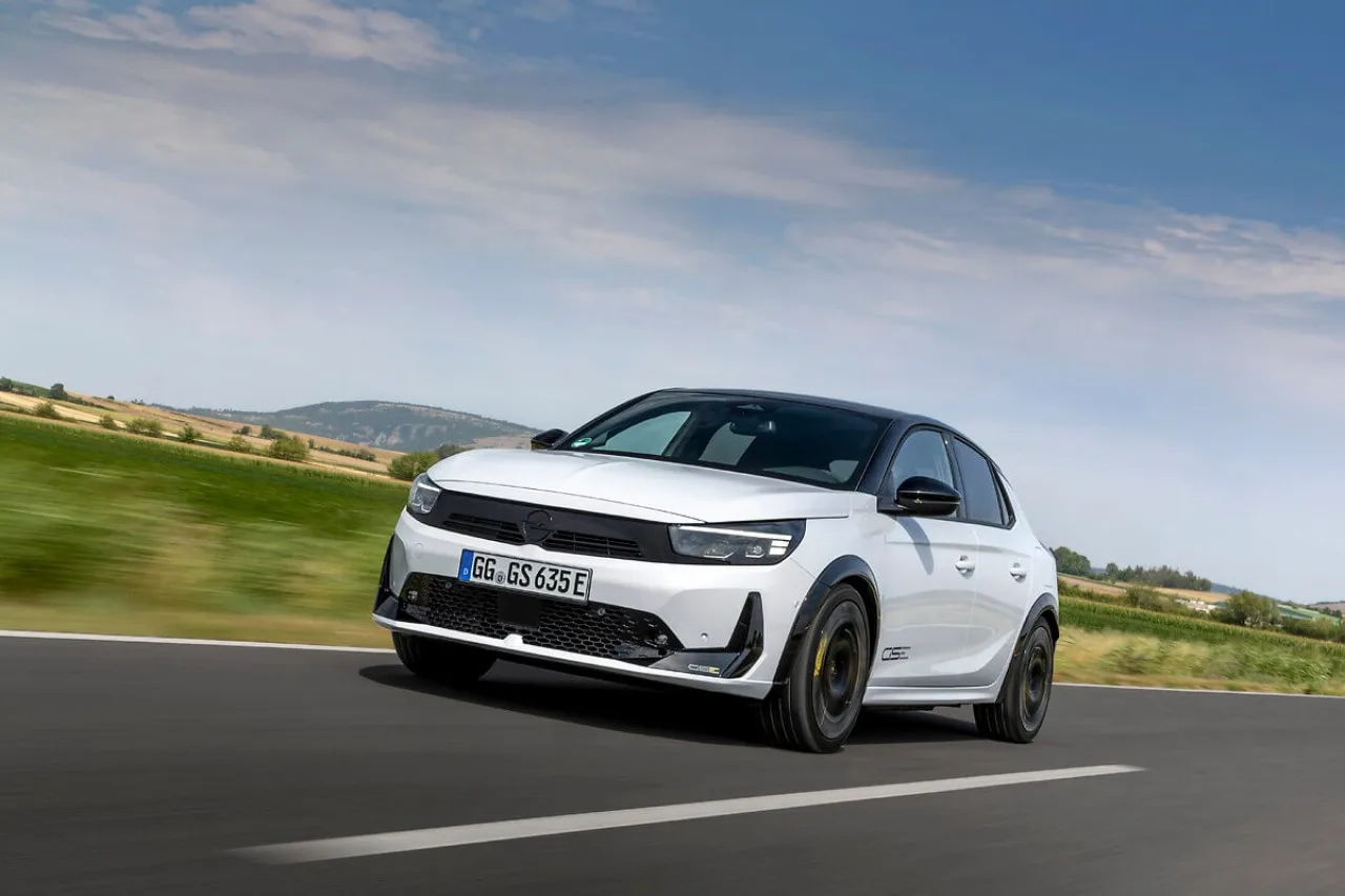 Opel Corsa GSE vince il Carwow Car of the Year: "auto divertente da guidare"