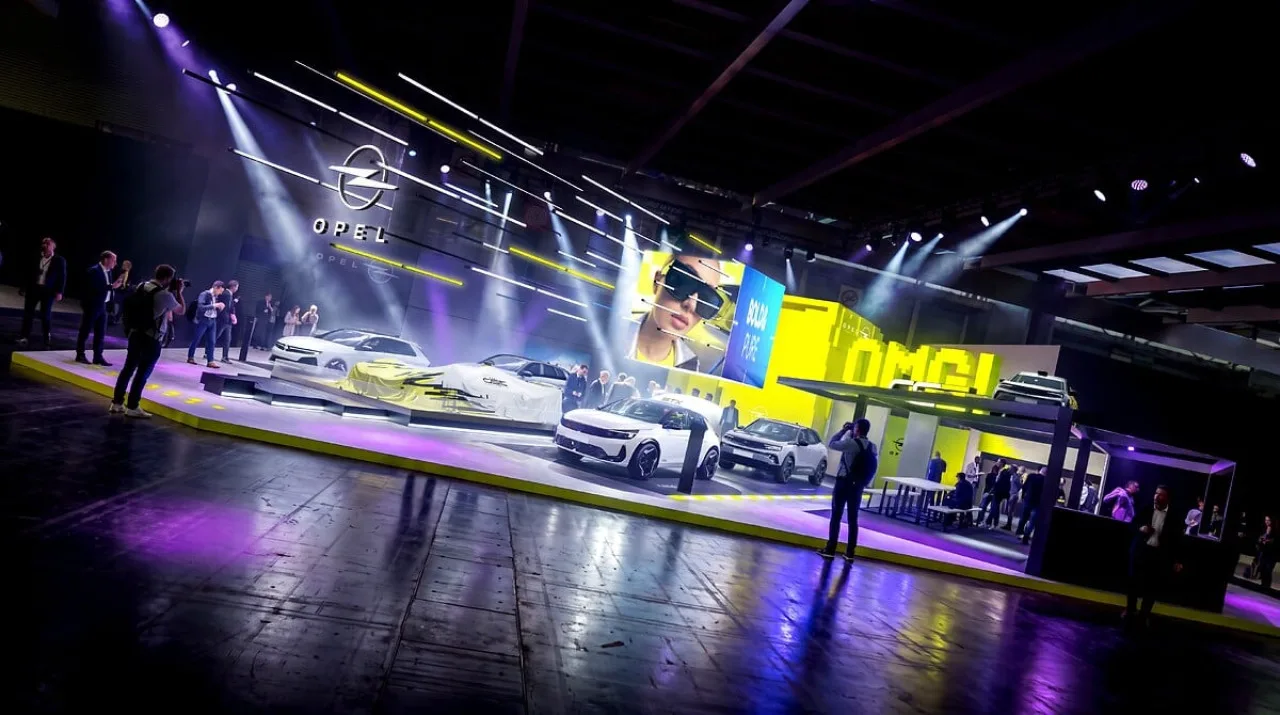 Opel STX Concept e GSE 27FE: prime mondiali a Parigi